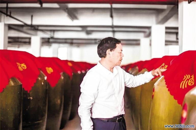 “酒王人酱东说念主”劳务品牌代言东说念主曹大明查验封酒时间。贵州日报天眼新闻记者 潘树涛 摄