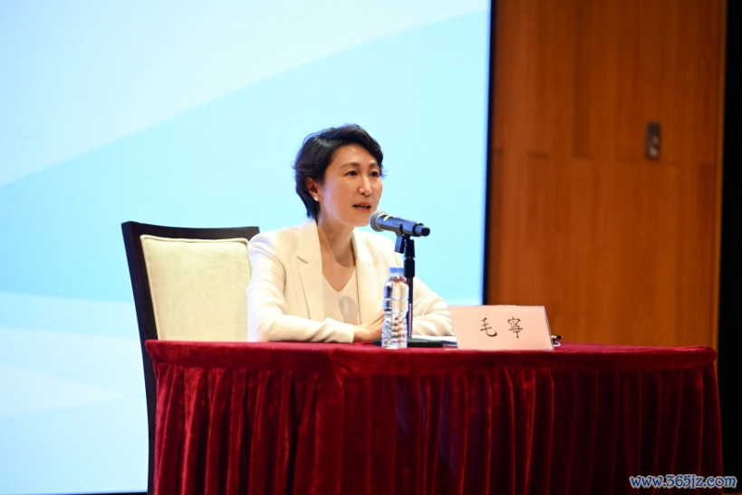 图为毛宁与百余位澳门大学学生坦诚交流。澳门大学供图