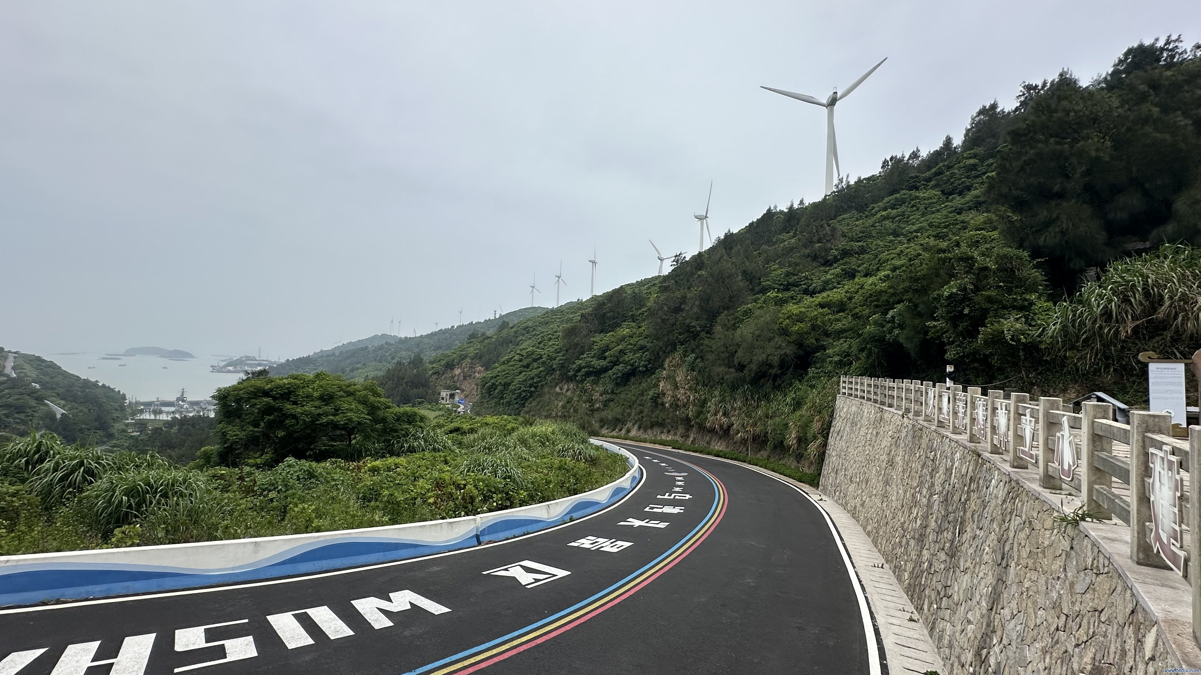 岛上的“白改黑”公路。东谈主民网记者 王绍绍摄