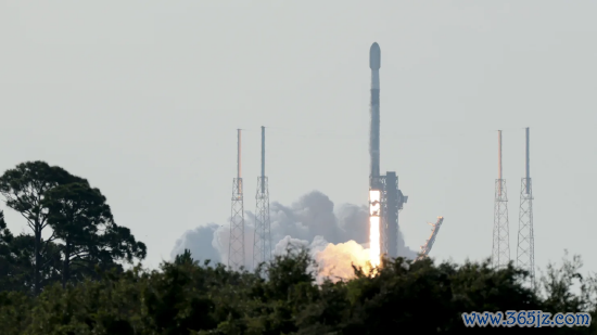 佛罗里达州卡纳维拉尔角天外军基地，2026 年 6 月 12 日，SpaceX 猎鹰 9 号火箭从 40 号航天辐射工位升起。当日 SpaceX 表现登陆纳斯达克，刊行价每股 135 好意思元，创下史上范围最大 IPO 记载。